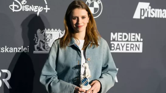 Katharina Stark gewinnt in der Kategorie Fiktion als beste Schauspielerin für ihre Rolle der Eva Bruhns in DEUTSCHES HAUS den Blauer Panther – TV & Streaming Award 2024!